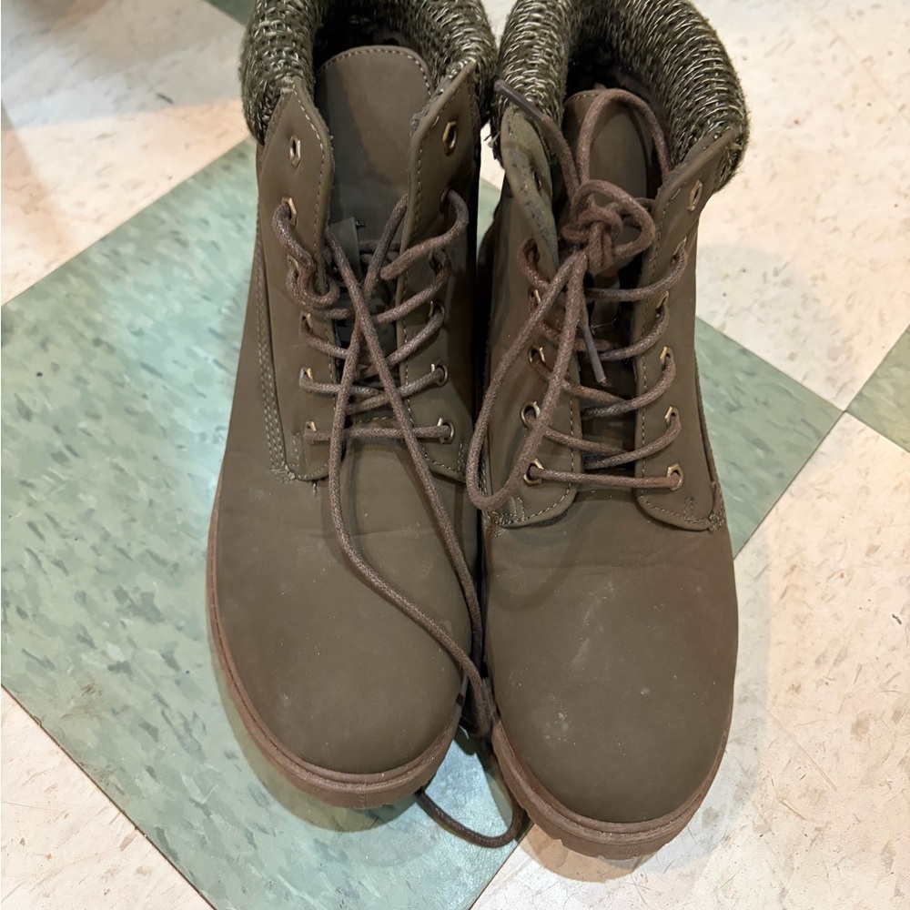 Rugged olive green Boots with Knit Cuff by Rouge - size 8.5